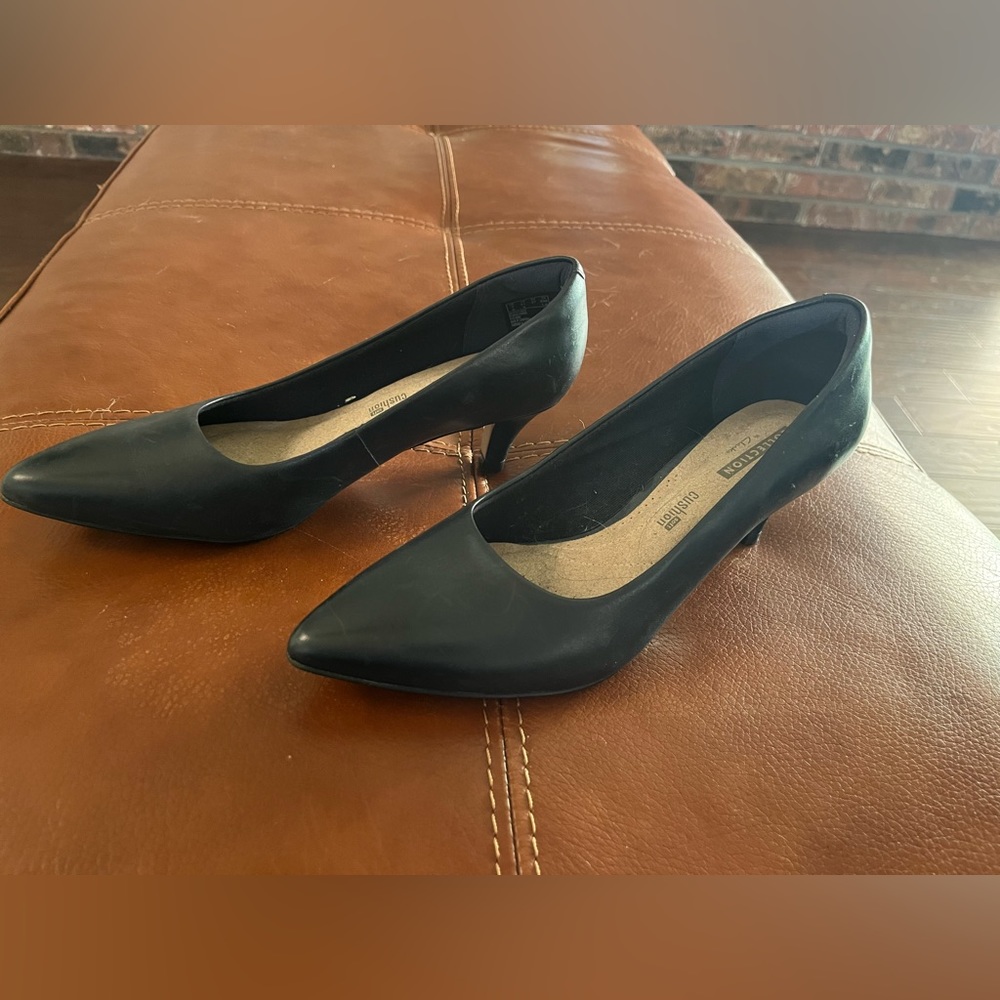 Clarks leather Navy blue kitten heel women’s size 6 1/2